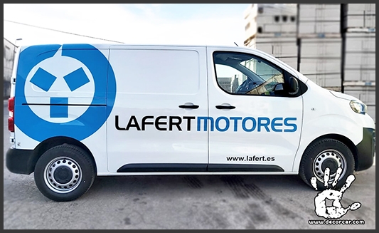 Diseño y rotulación de vehículo comercial Lafertmotores